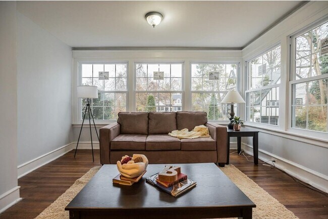 Foto del edificio - Gorgeous 3-Bed Townhome with Garage Near S...