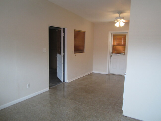 Building Photo - 2 Bedroom 1 Bath Duplex available for Rent...