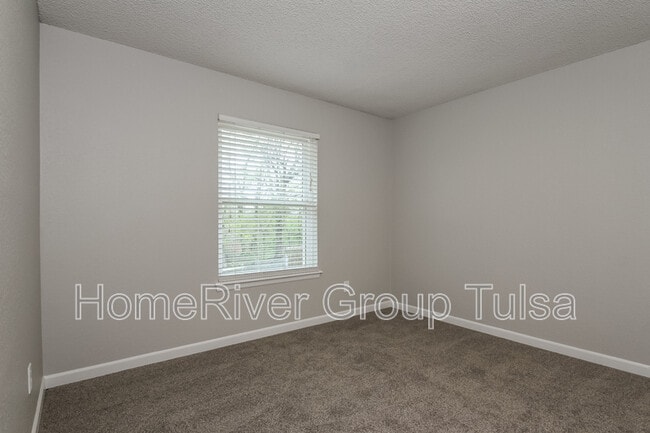Building Photo - 705 Meadowood Dr