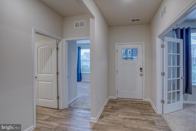 Building Photo - 183 Clear Stream Dr