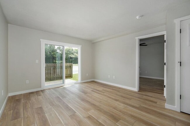 Building Photo - 2213 E Macs Ct