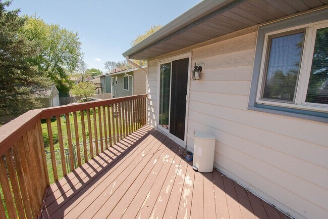 Building Photo - Spacious 2BR Twin Home with In-Unit Laundry