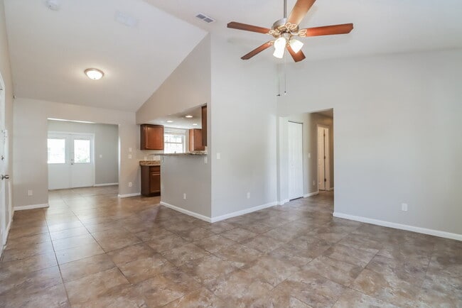 Building Photo - 16136 Villa Dr