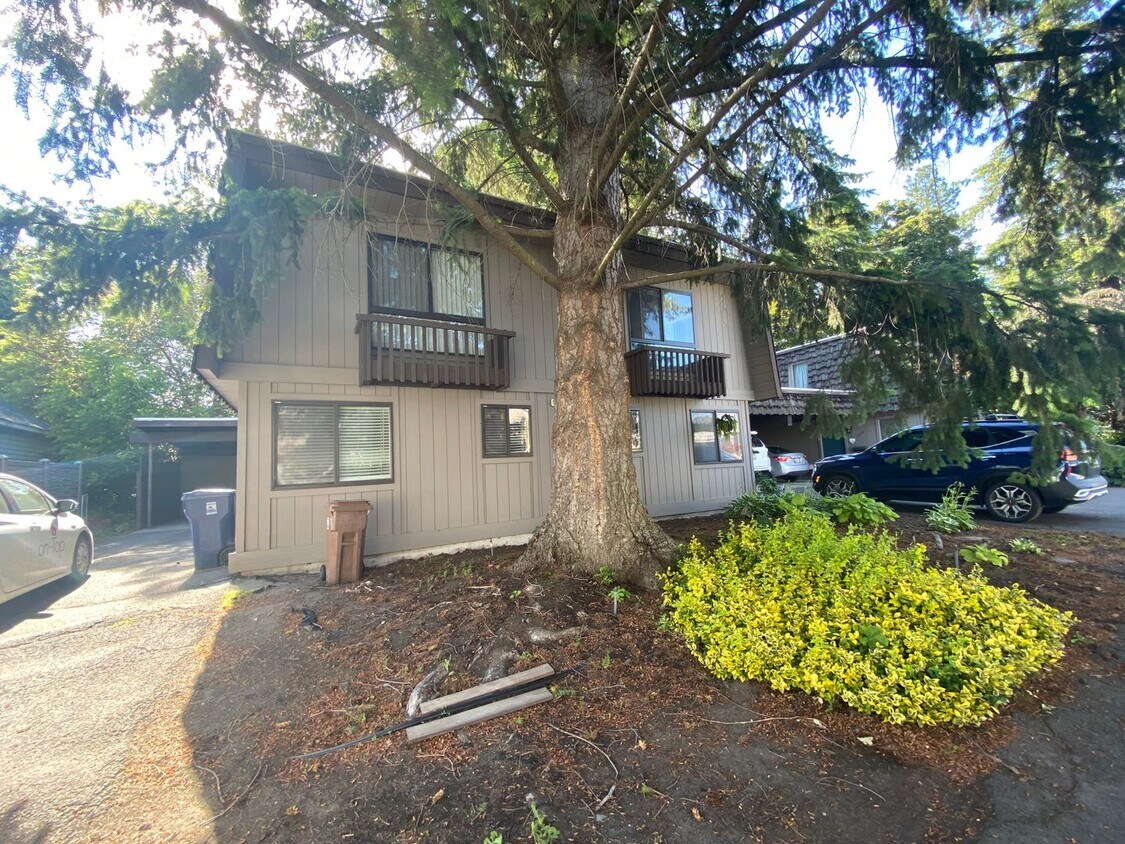 Foto principal - South Hill Triplex-Nestled away in private...