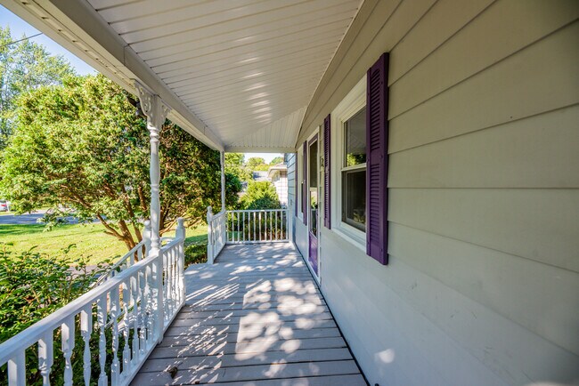 Building Photo - 202 River Meadow Dr