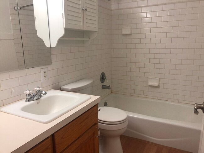 Building Photo - 420 NW Dack St