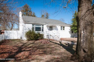 Building Photo - 295 Roosevelt Ave