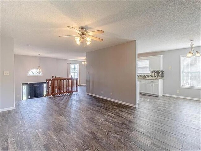 Building Photo - Gorgeous home