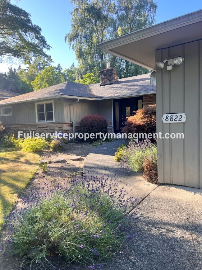 Foto del edificio - Beautiful Mercer Island Home with Private Hot Tub Pavillion & Spacious Floor Plan