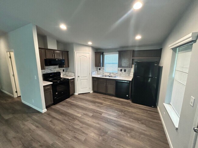 Building Photo - 2 Bedroom\2 Bath Country Home in Modesto