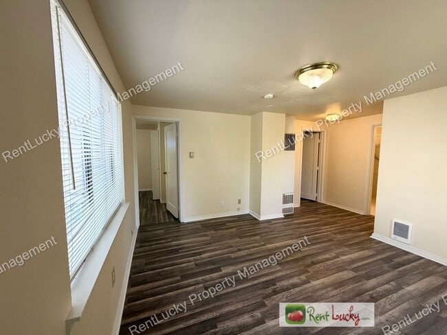 Building Photo - Cute and Remodeled 2-Bedroom Duplex in Great Seattle Location!