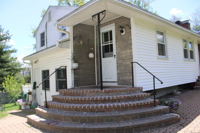 Foto del edificio - 153 Brookside Rd