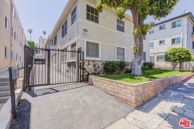 Foto del edificio - 1643 N Formosa Ave