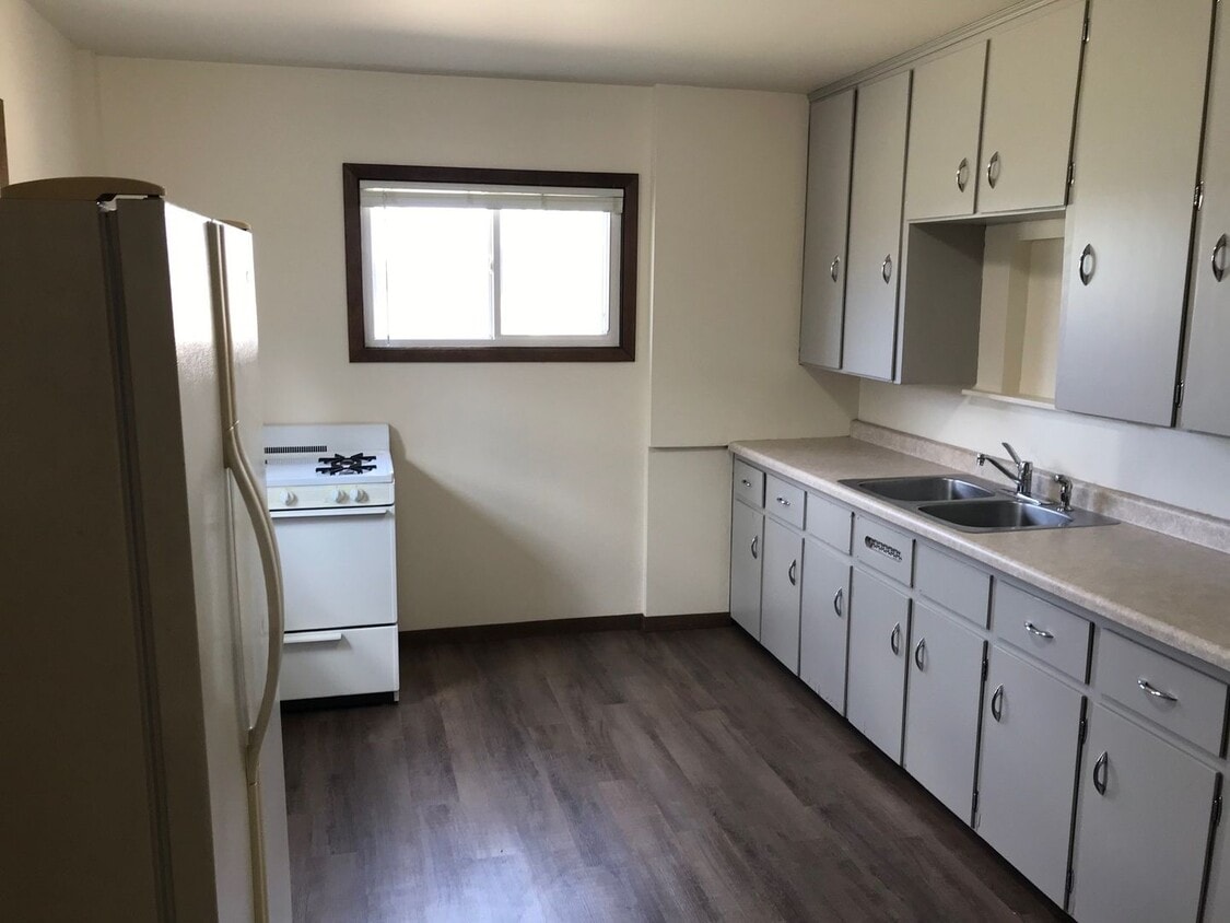 Foto principal - 3 Bedroom Home - Available 6/1