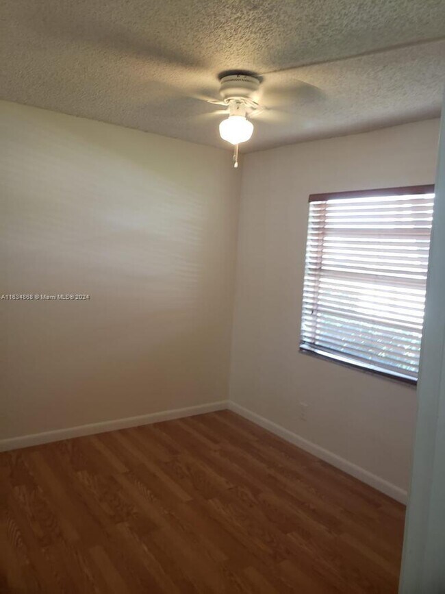 Building Photo - 9909 Twin Lakes Dr