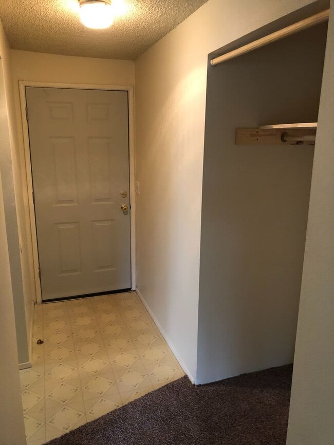 Building Photo - NW Eugene home in cul-de-sac with large yard!