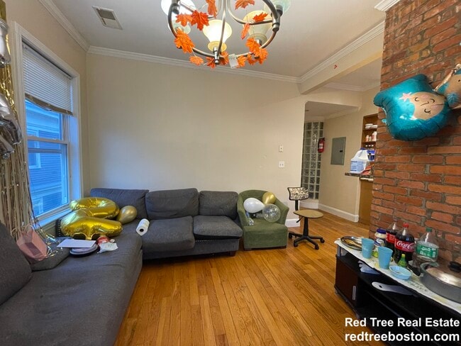 Building Photo - 30 Circuit St