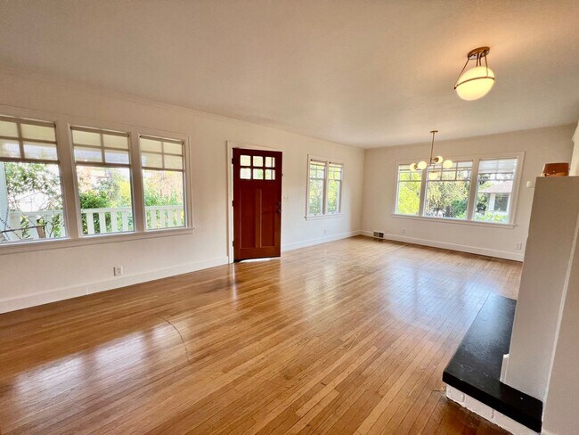 Building Photo - Welcome to your new home in Bryant!