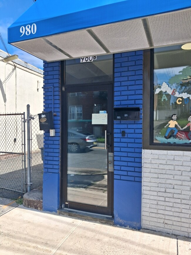 Building Photo - 980 18th Ave