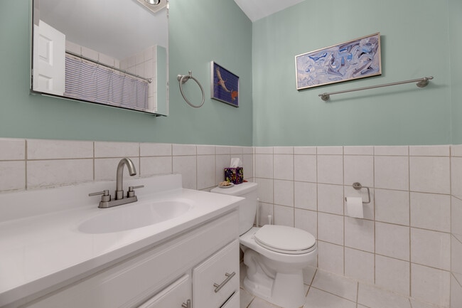 Building Photo - 1233 Raum St NE