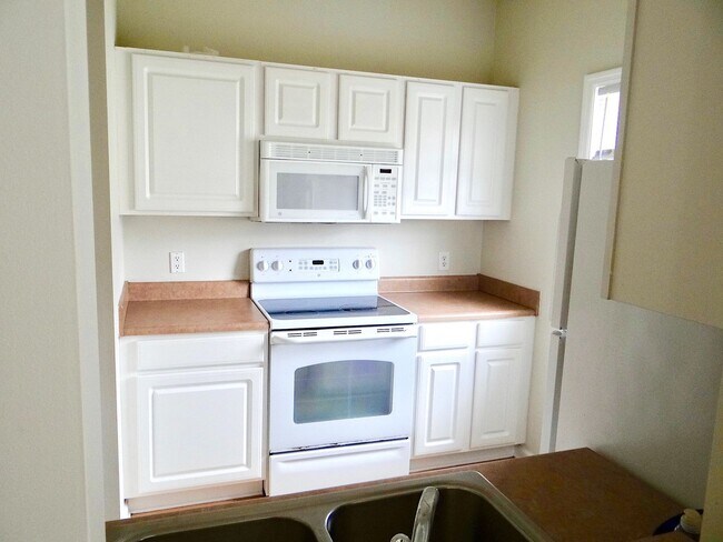 Building Photo - Annual Rental @ Cross Gate in Deerfield