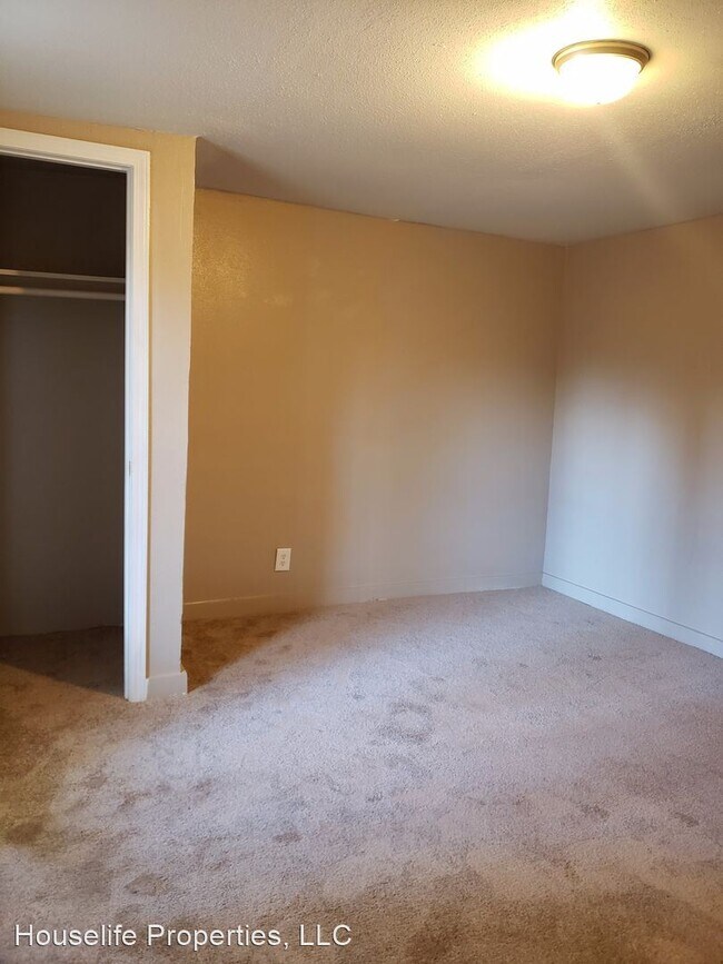 Building Photo - 3 br, 1 bath House - 300 W 83rd St