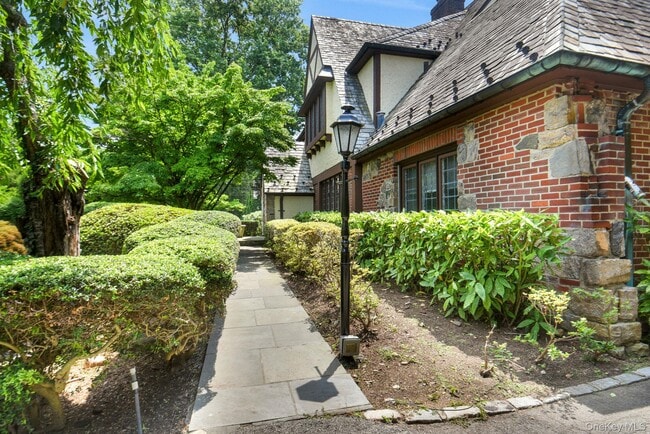 Building Photo - 46 Fenimore Rd