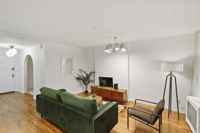 Building Photo - 41 W 46th St