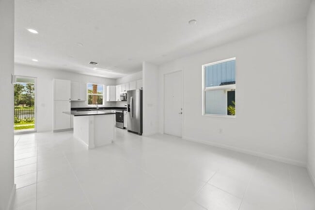 Foto del edificio - 4520 Longwood Lk Sq