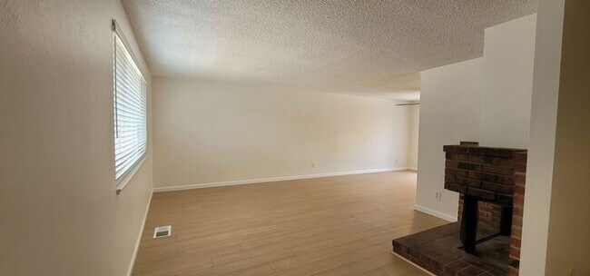 Building Photo - 1685 Kings Row