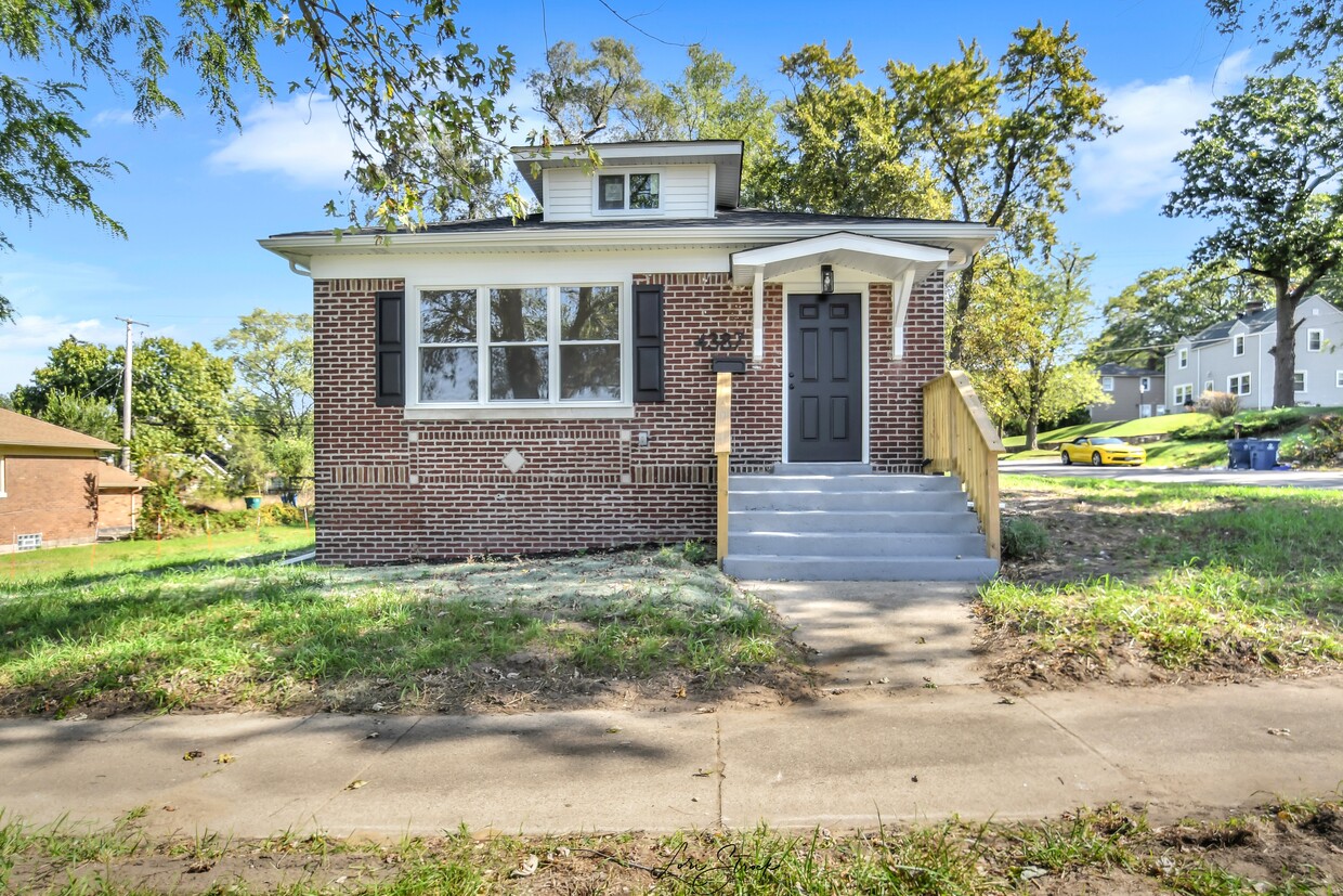 Foto principal - 4387 Harrison St