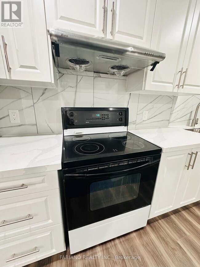 Building Photo - 180 Esther Cres