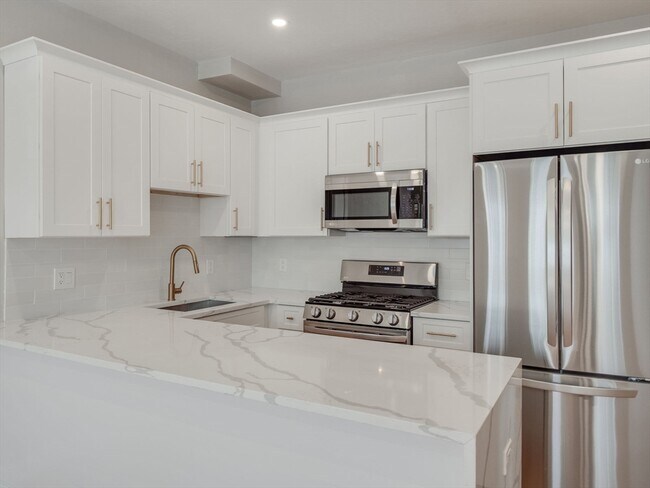 Building Photo - 838 E 2nd St