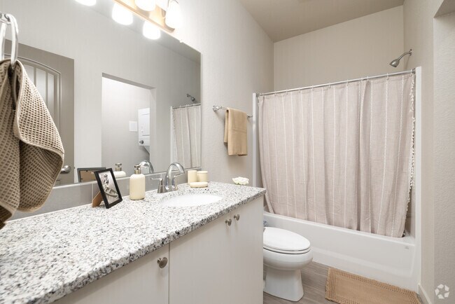 2 habitaciones, 1 baño, 774 pies cuadrados, baño - Cottages at Mesa Ridge