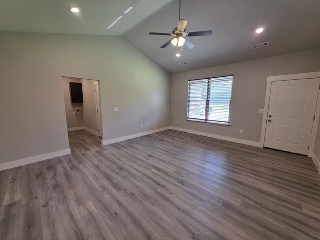 Building Photo - 13 Lockhart Ln