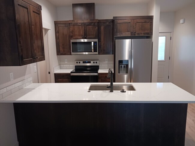 Foto del edificio - Brand New 3 Bedroom Townhouse