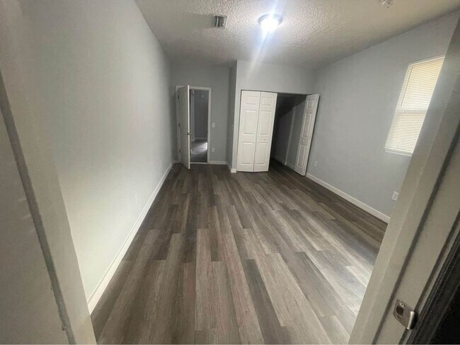 Building Photo - 1584 W 31st St