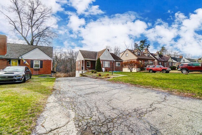 Building Photo - 2 Bedroom, 1 Bathroom with Large Backyard!