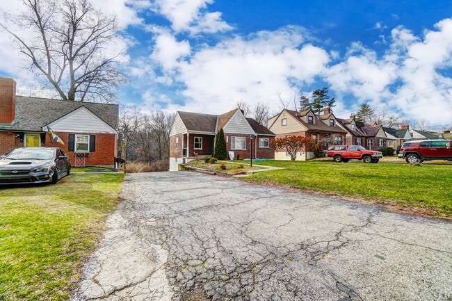 Photo - 2 Bedroom, 1 Bathroom with Large Backyard! House