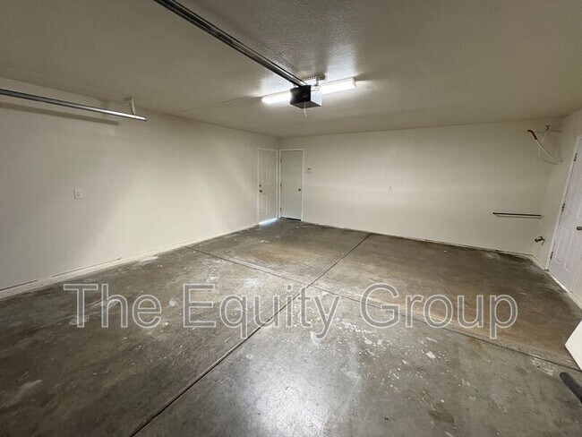 Building Photo - 744 W Buena Vista Ave