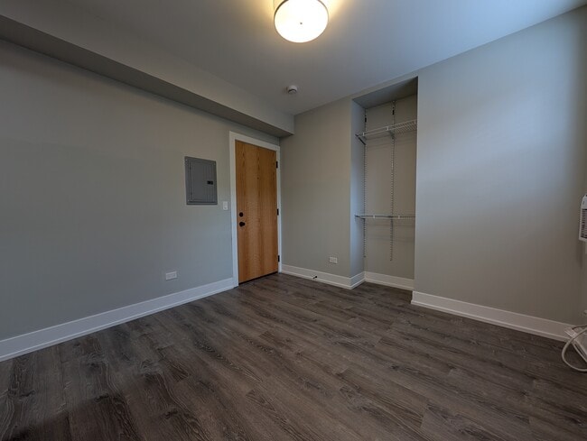 Foto del edificio - 503 W Belmont Ave