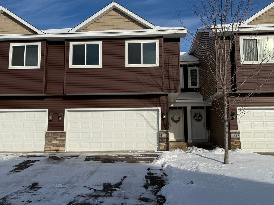 Primary Photo - Beautiful Multi-Level Townhome - Like New!