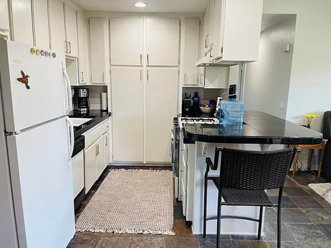 Primary Photo - Stylish 2-Bedroom Condo with Stunning View...