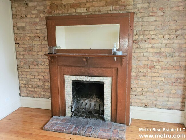 Building Photo - 836 W Cornelia Ave