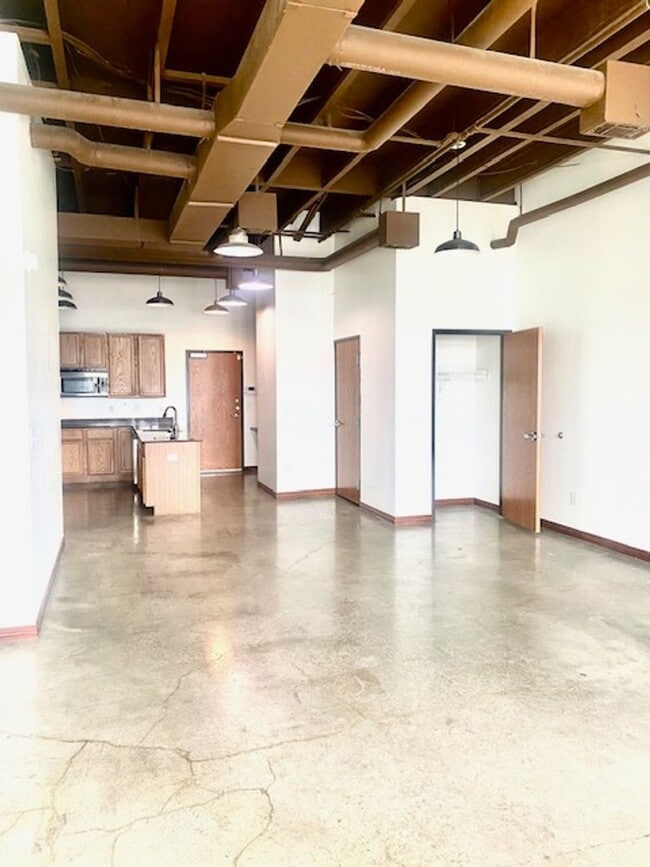 Building Photo - Loft