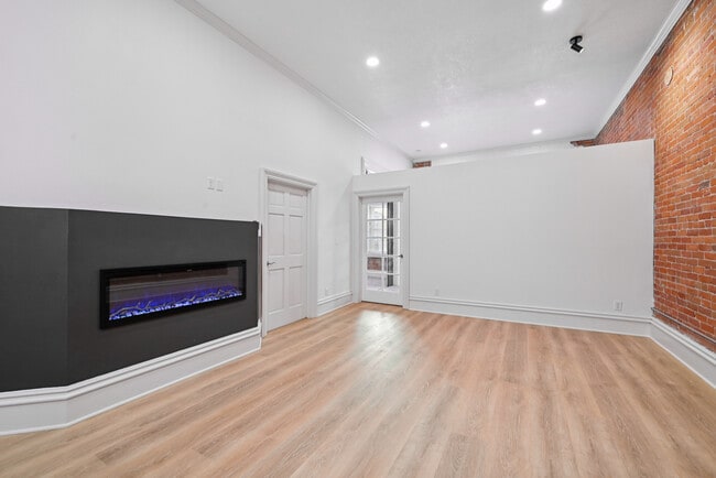 Building Photo - 105 E Bremer Ave