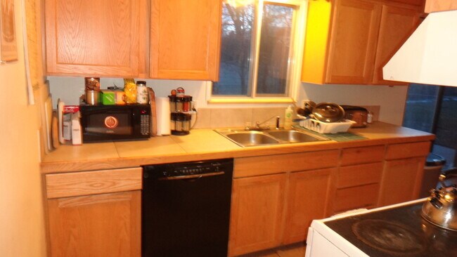 Foto del edificio - 2425 Poplar Dr