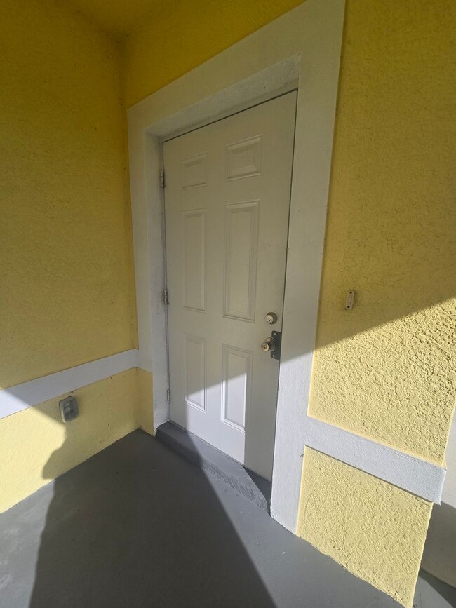 Building Photo - LARGE 3/2/1 -Duplex, prime Location-Lehigh...