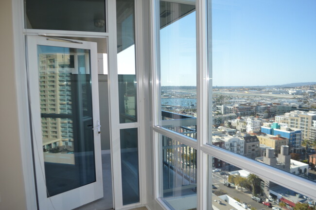 Building Photo - Little Italy LOCATION! Luxury 18th Floor W...