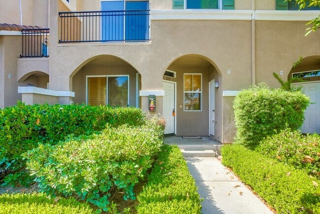 Building Photo - Beautiful 2 Bedroom 2.5 Bath Gated Condo w...